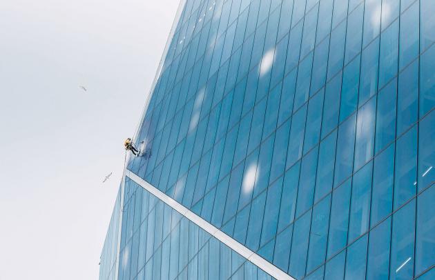 Ardian Interview with HG, window cleaner rappelling down a skyscraper